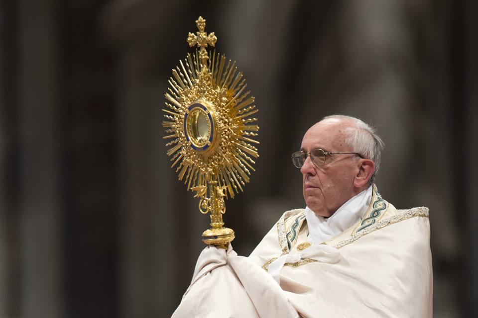 El Santo Padre, bendiciendo con la Custodia